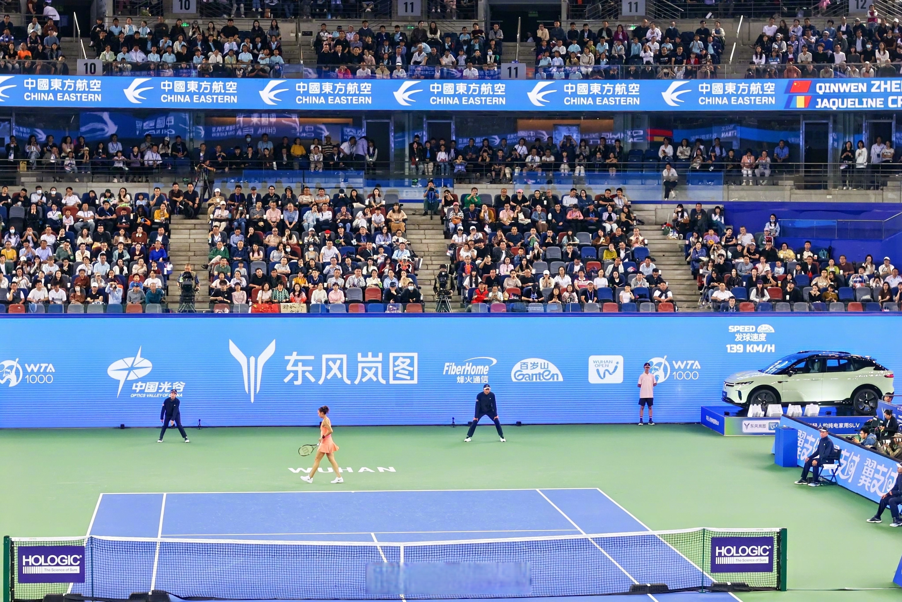 网球明星携手出席篮球赛事，倾情呈现精彩对决