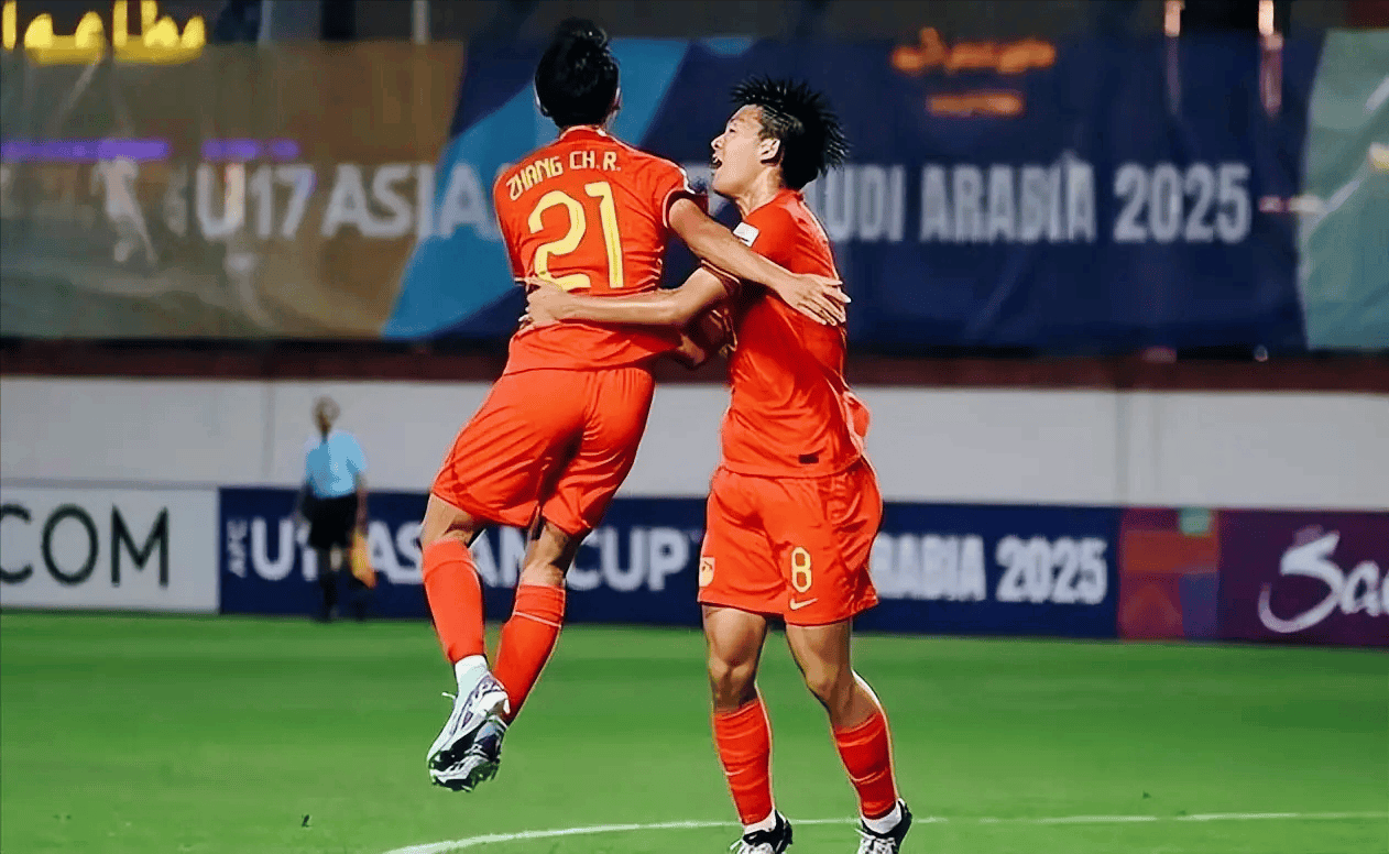 包含国际足坛风云再起：强队对决点燃球迷热情的词条