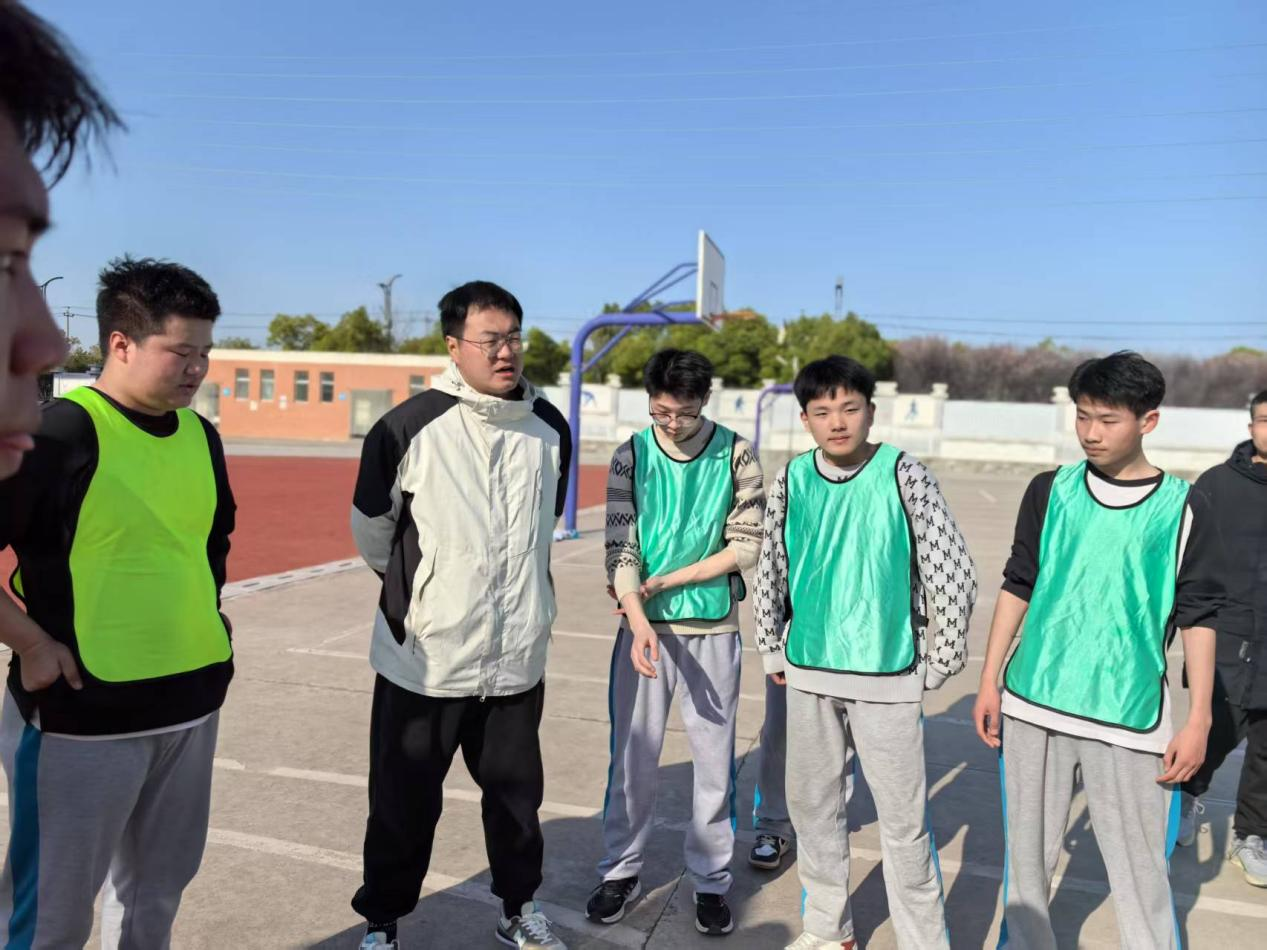 关于球队在比赛中展现团结与拼搏精神，实现胜利的信息