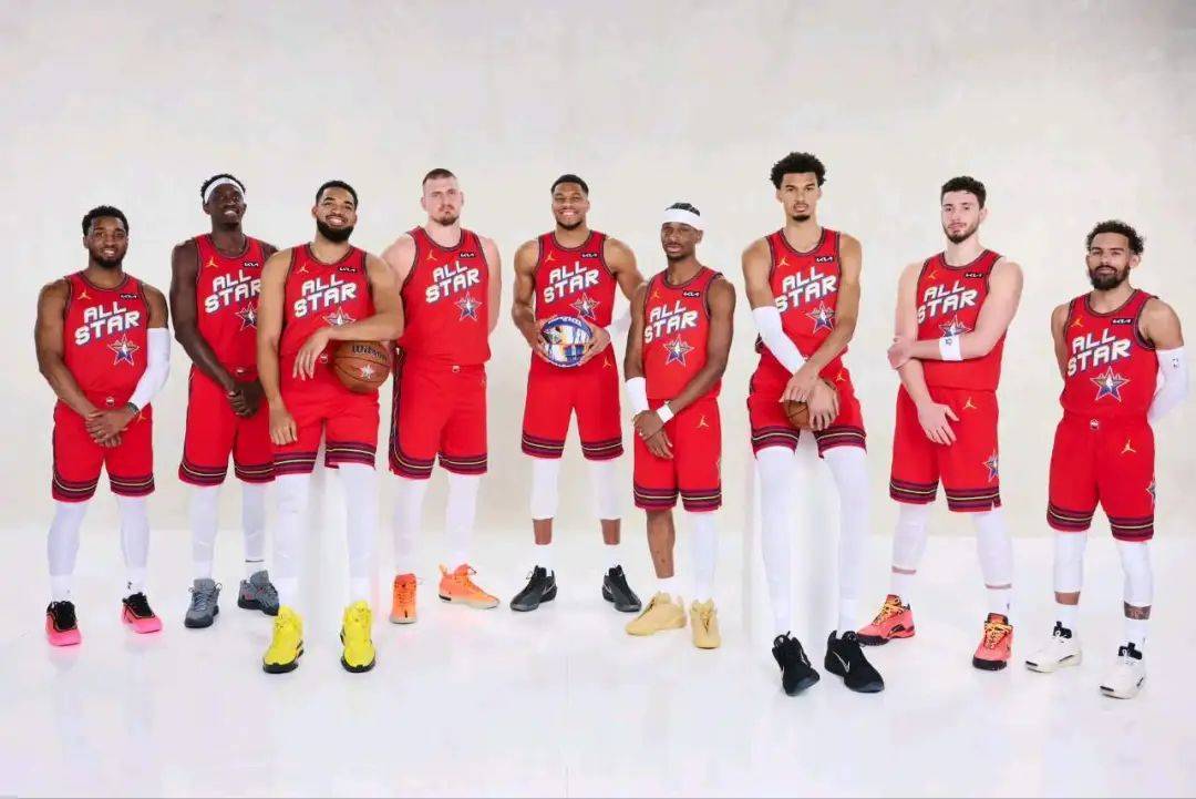 新秀球员被选入全明星首发阵容，受到了球迷的追捧的简单介绍