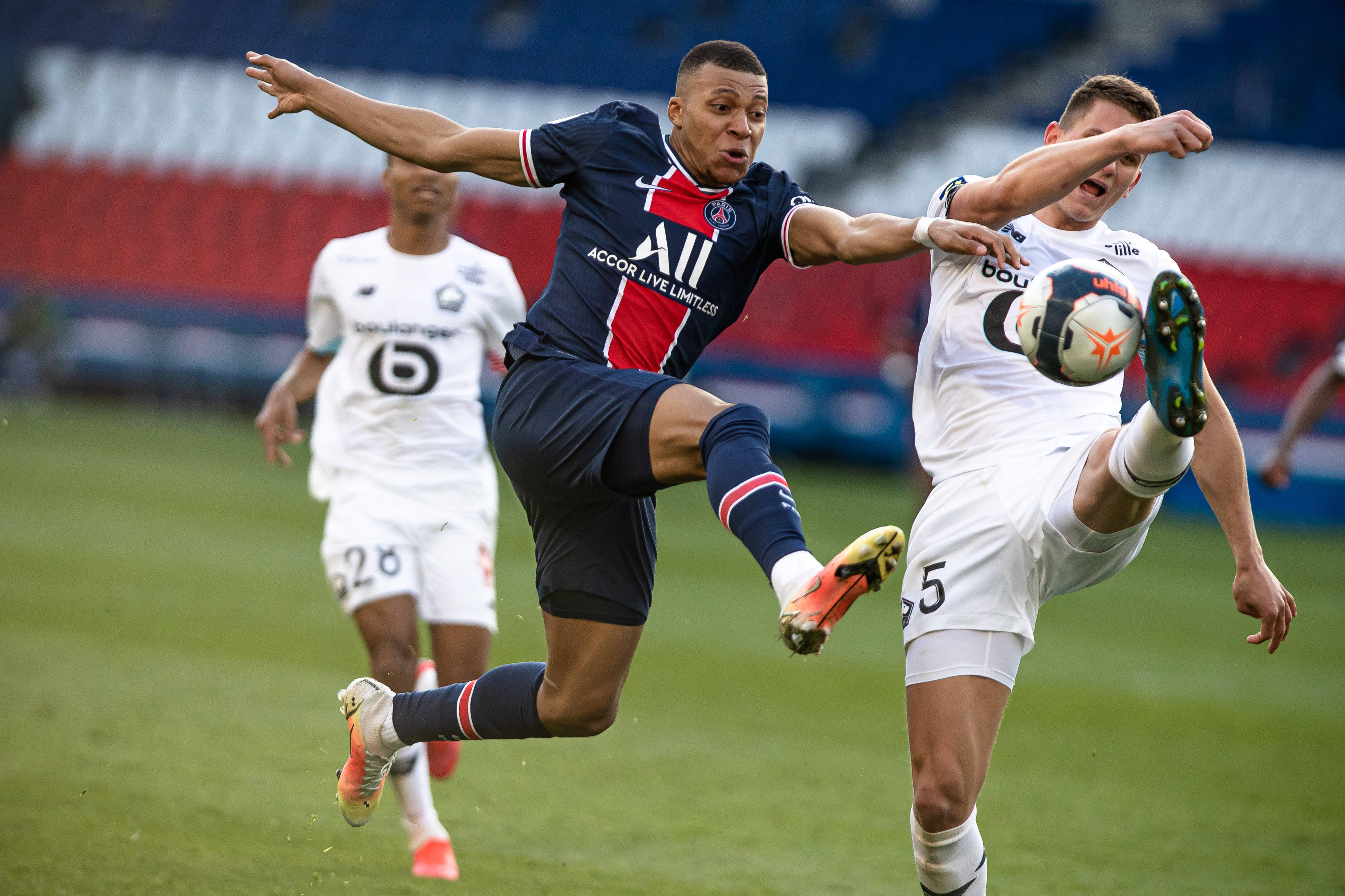 巴黎圣日耳曼强势战胜对手,继续领跑 巴黎圣日耳曼强势战胜对手,继续领跑