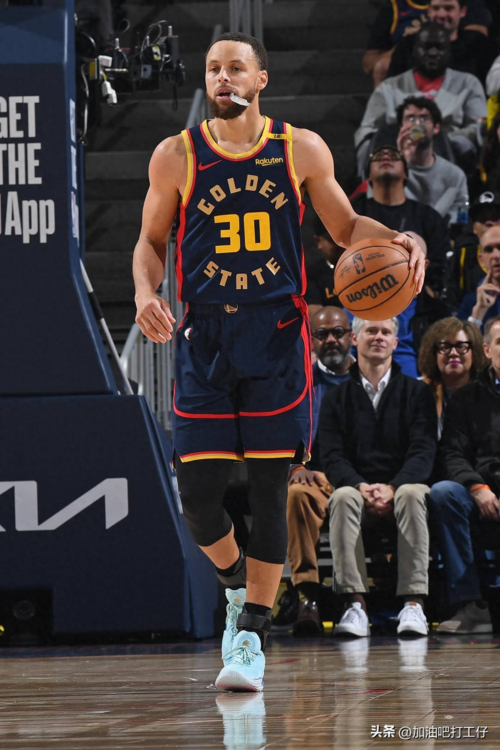 勇士主场横扫爵士，库里轰