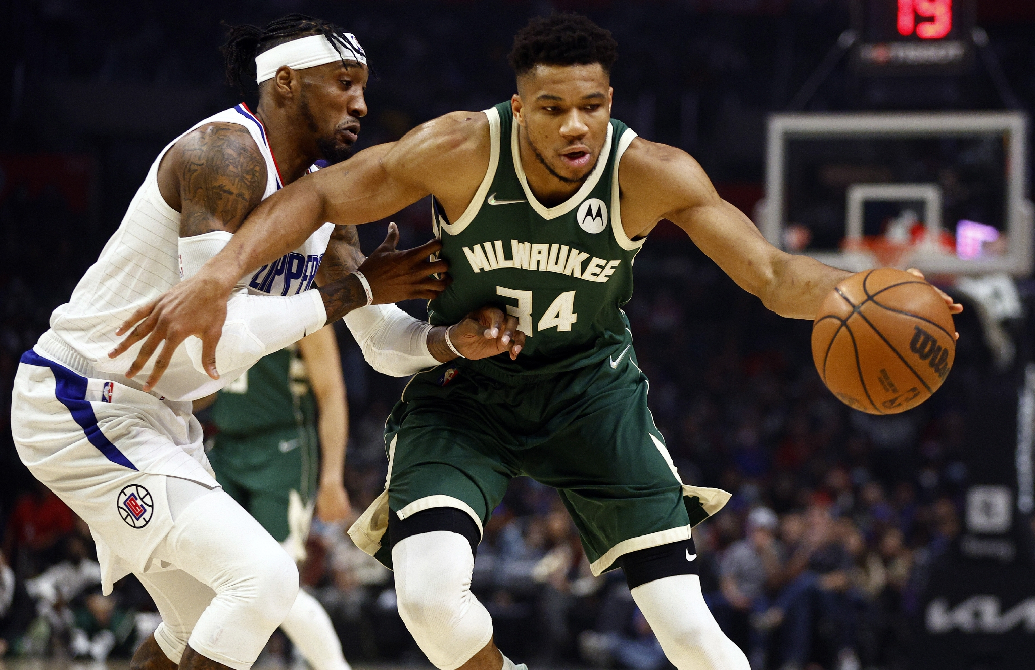 雄鹿轻取快船，米切尔贡献30分