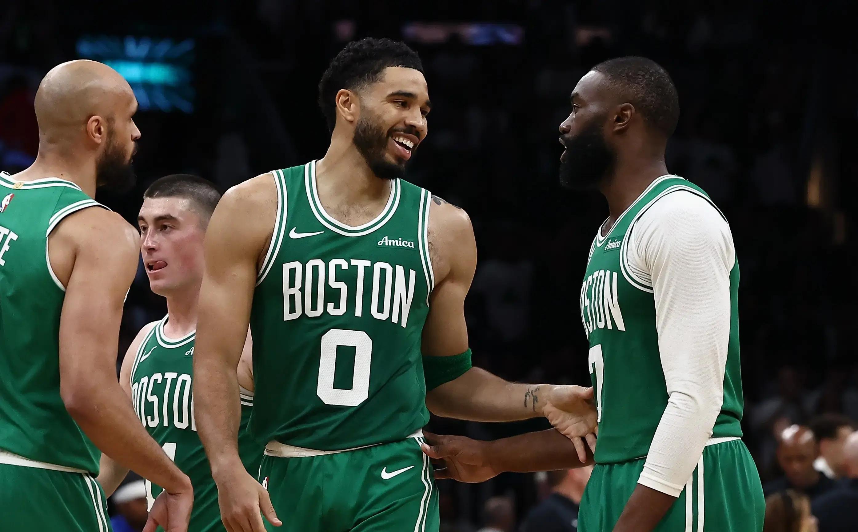 雄鹿带走马刺,塔图姆持续制造杀伤 雄鹿带走马刺,塔图姆持续制造杀伤