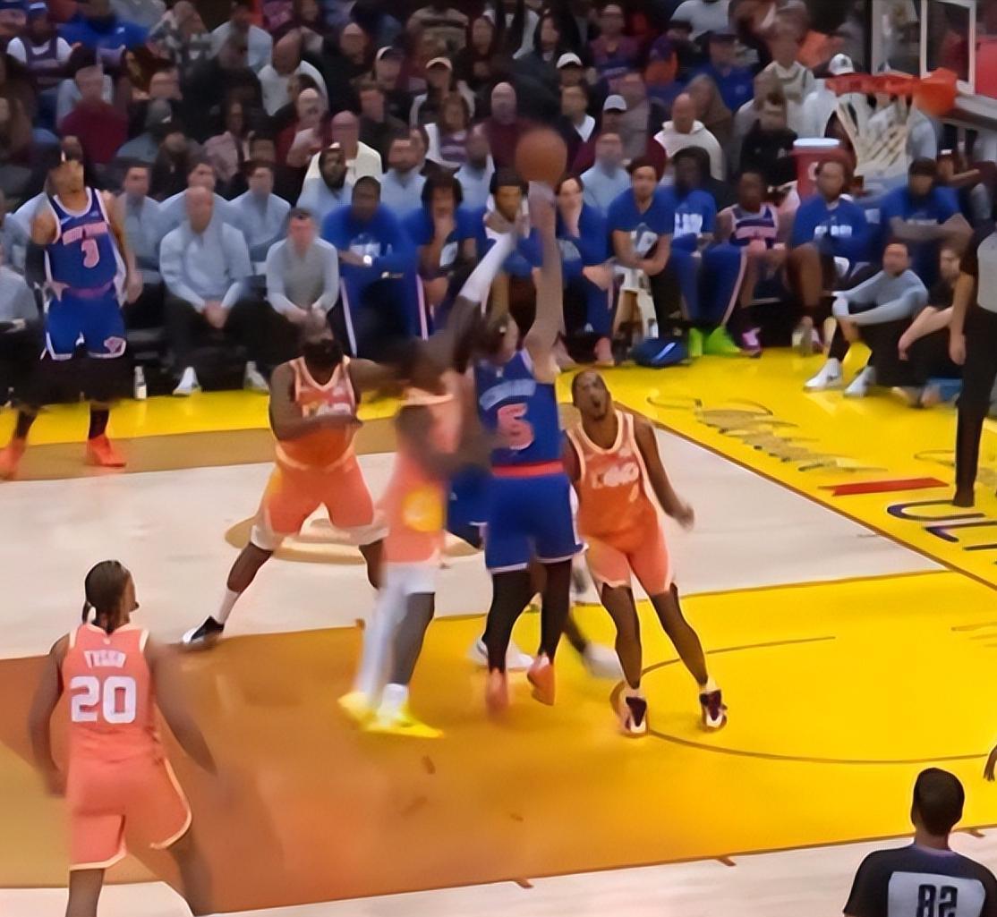 欧文防守端锁死对手,尼克斯压哨击败雄鹿 欧文防守端锁死对手,尼克斯压哨击败雄鹿