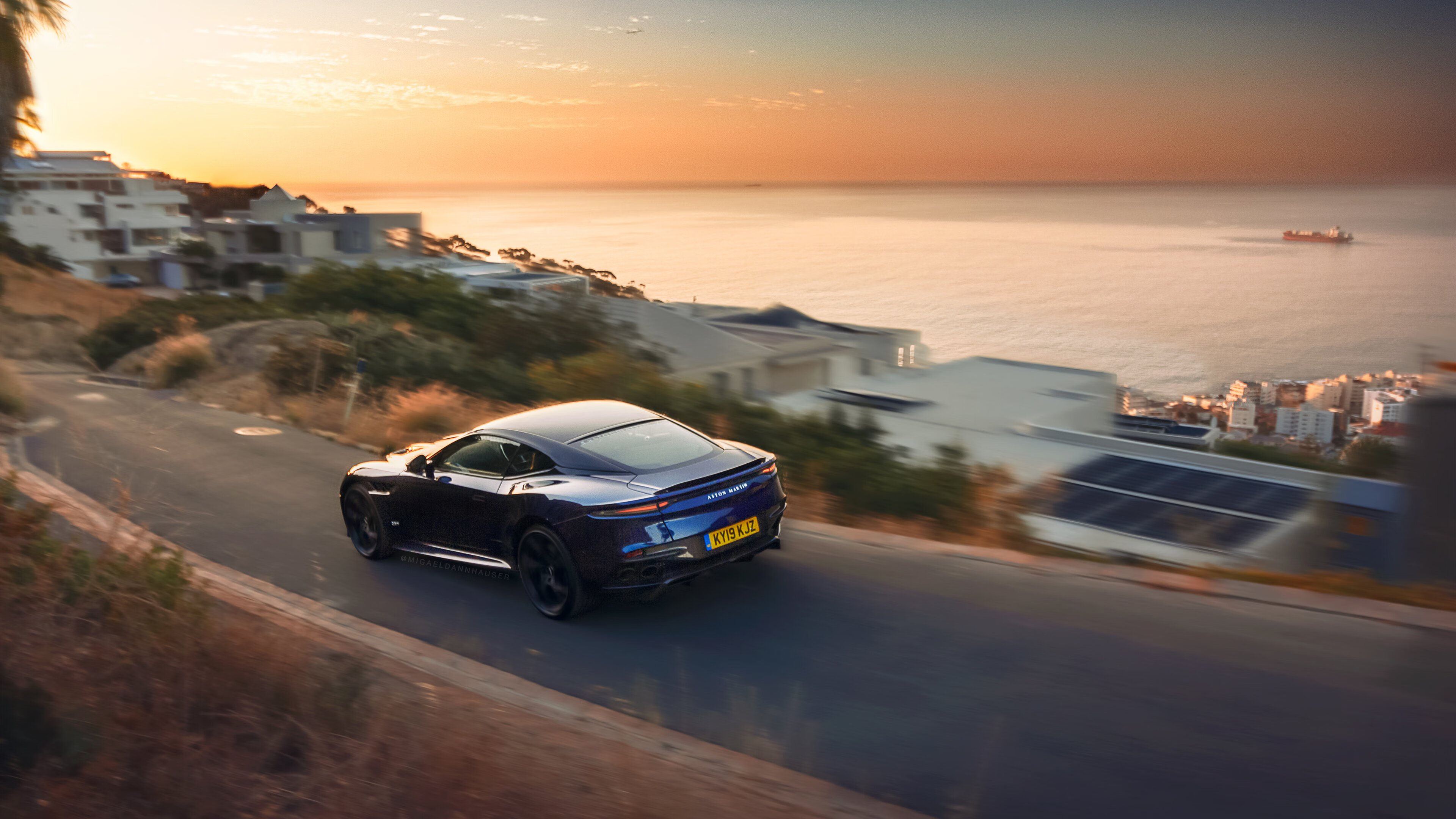 轰鸣赛道与篮球鞋摩擦声,超越赛场的「拉开差距」艺术